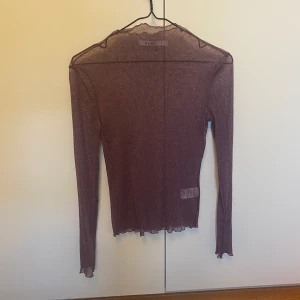 Nakd glittrig topp  - Säljer en lila glittrig topp från Nakd Har storleken S. Aldrig använd! 