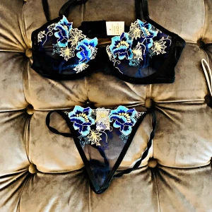 Underklädessett - Väldens finaste sett med trosa och bh. Jag är beroende av att köpa underklädessett och ibland passar de inte mig. Fråga gärna för fler bilder. Trosorna är string. I storlek s. De passar tyvärr inte mig. Helt oanvända. Fråga gärna för mer info🥰