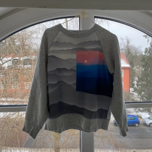 Weekday sweatshirt strl M - Weekday tröja med snyggt motiv. Storlek M :))