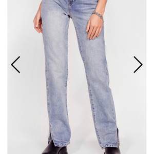 Ljusa jeans från Nasty Gal med slits ner till. Dem är långa o  passar någon mellan ca 170-180cm. Storlek 38 men passar även 36. Köpta för ca 600kr. Helt oanvända då de var försmå, lappen sitter kvar. 