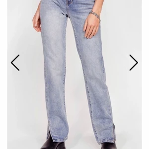 Jeans med slit  - Ljusa jeans från Nasty Gal med slits ner till. Dem är långa o  passar någon mellan ca 170-180cm. Storlek 38 men passar även 36. Köpta för ca 600kr. Helt oanvända då de var försmå, lappen sitter kvar. 