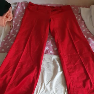 Flat leg mjukt maroon kostumbyxa - I mycket bra skick.Säljer den eftersom den passar inte. Passar 32/ 34