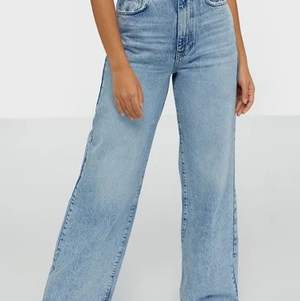 Knapp används jeans från gina, raka/vida i modellen!