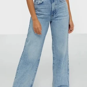 Vida blåa jeans - Knapp används jeans från gina, raka/vida i modellen!