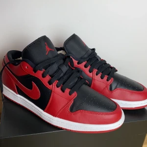 Jordan 1 low  - Endast testade. Storlek 44. Kommer med fraktbox! Ge bud om ni känner för de✨