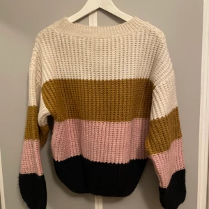 MANGO stickad tröja - En jättefin tröja från MANGO med härliga färger. Super trendigt med färger just nu. Tyvärr använd 1 gång. Köparen står för frakten runt 60kr❤️💜