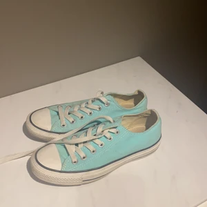 Converse - Blåa låga converse i storlek 37. 💙 hör av er för mer info och/eller bilder! 
