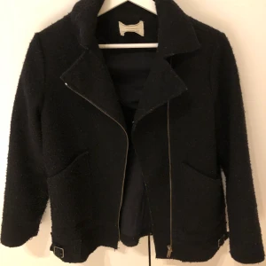 Svart zara jacka - En svart höstjacka från zara med silvriga spännen på sidan. Den har fickor och krage. Den är använd men forfarande fin