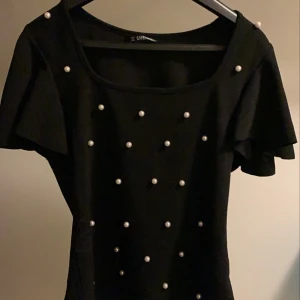 Söt Tröja/topp M - Svart topp med pärlor & söta ärmar storlek M, oanvänd 