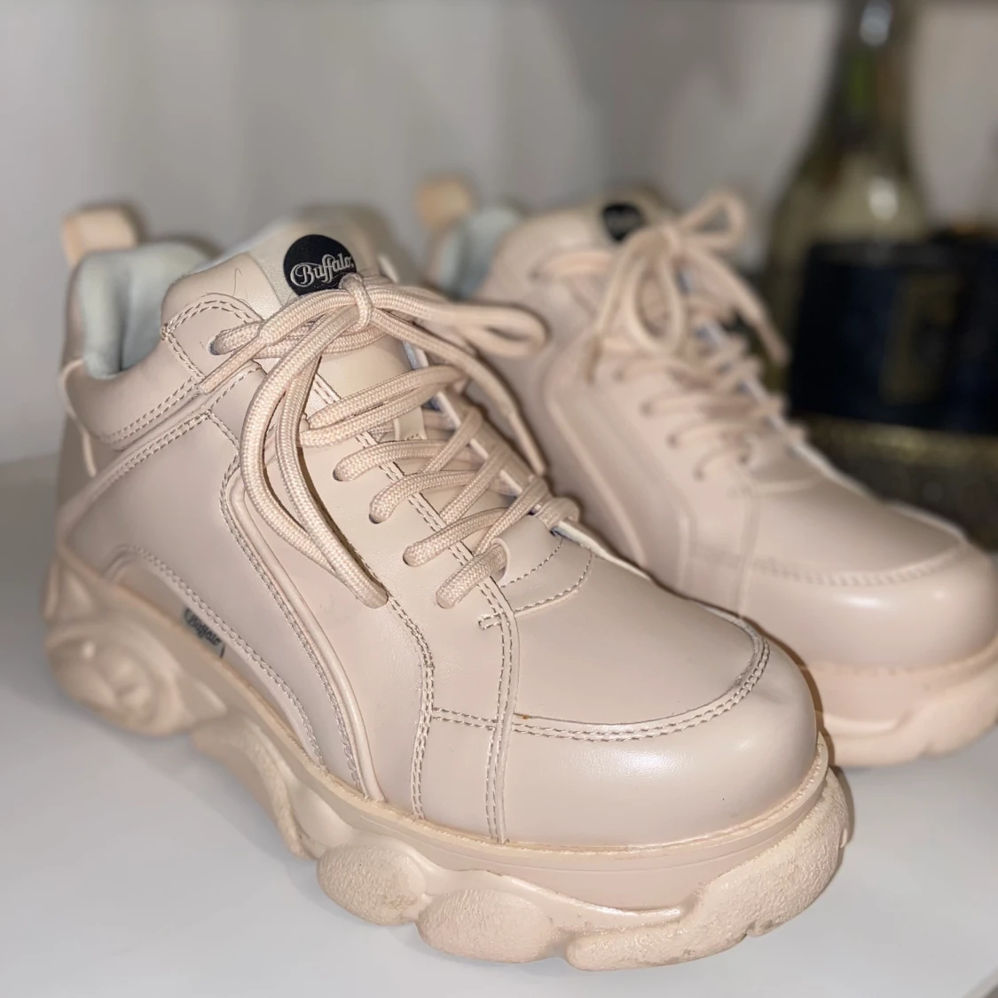 Ljusrosa Buffalo sneakers