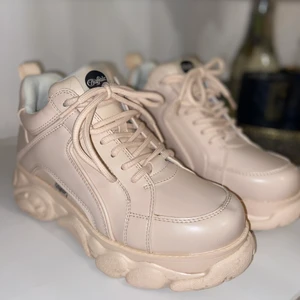 Ljusrosa Buffalo sneakers - Ljusrosa Buffalo sneakers i storlek 40, använda 1 gång i ca 10 min