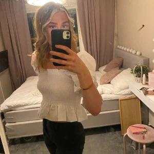 Blus från ZARA - Intressekoll, Gått skick, använt 1-2 gånger, priset + frakt, budgivning avslutas 28/2