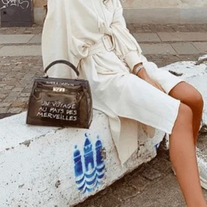 Väska från Crossbody - Säljer den här väskan från Crossbody. Den är i nyskick och endast använd 2 gånger. Lånade bilder. Vid intresse skickar jag egna bilder. 