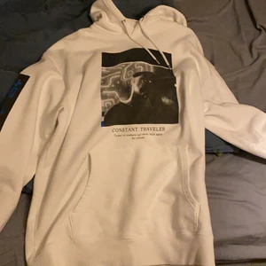 carlings - en vit hoddie med tryck på ärmarna från carlings 