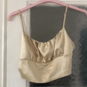 Zara silkeströja - Snygg topp från zara. Använd ett fåtalgånger men har en brunutansolfräck på innersidan av tröjan. Det finns bild på fläcken.