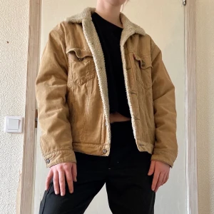 Jacka Levi’s - Retro jacka i manchester från Levi’s. Köpt second hand. I gott skick! Perfekt jacka till våren eller med en tröja under kallare dagar. Bekväm passform. (Köpt för 600kr.)Köparen står för frakt⭐️