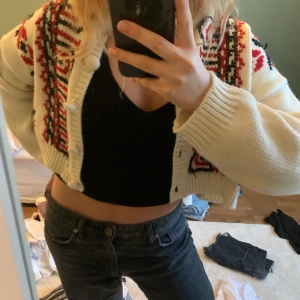 Svart ribbat linne - Säljer det här svarta ribbade linnet ifrån Zara. Det sitter perfekt på mig som är 168 men säljer pågrund av att det tyvärr inte kommer till användning längre. 