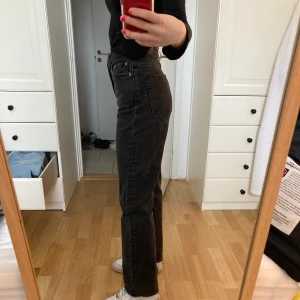 Weekday jeans - Snygga lite urtvättade svarta voyage jeans från weekday