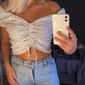 Topp från h&m - Säljer denna prickiga toppen från h&m. Knappt använd så bra skick!!