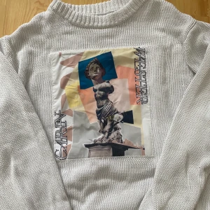 Stickad tröja  - Bra skick. Storlek L men jag som är S använder den som en oversized 