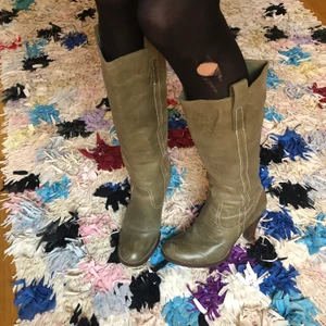 Boots - Svinsnygga och ingådda boots med detaljer på sidorna.🤠