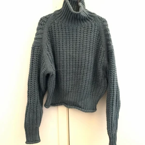 Stickad tröja med hög hals - Stickad tröja, lite kortare i modellen. I fint skick. 