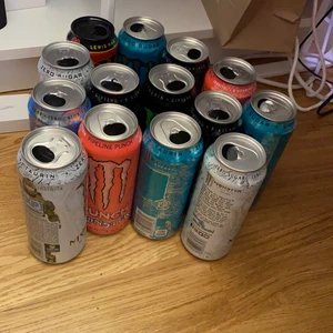 intressekoll  - tomma monsterburkar, ca 14 stycken, går att köpa styck, 5 pack eller alla tillsammans. 1 burk 3kr, 5 burkar 10kr och alla 20kr!