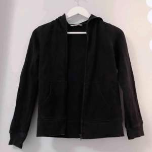 säljer en svart hoodie från h&m i barnstolek 158! 🖤 är i bra skick, men inte använt på extremt länge!