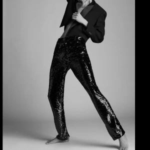 Byxor  - Festbyxor med svarta paljetter på. Aldrig använd med prislappar på då den är för små för mig. Inköpspris är 560kr och är nu slutsåld. Frakt tillkommer på 66kr