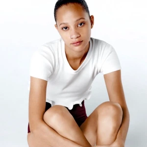 T-shirt med vågig kant - Säljer denna t-shirten med vågig kant från zara, ny med lappen kvar. Helt slutsåld. Pris: 50+50kr spårbar frakt. Orginalpris är 120kr.