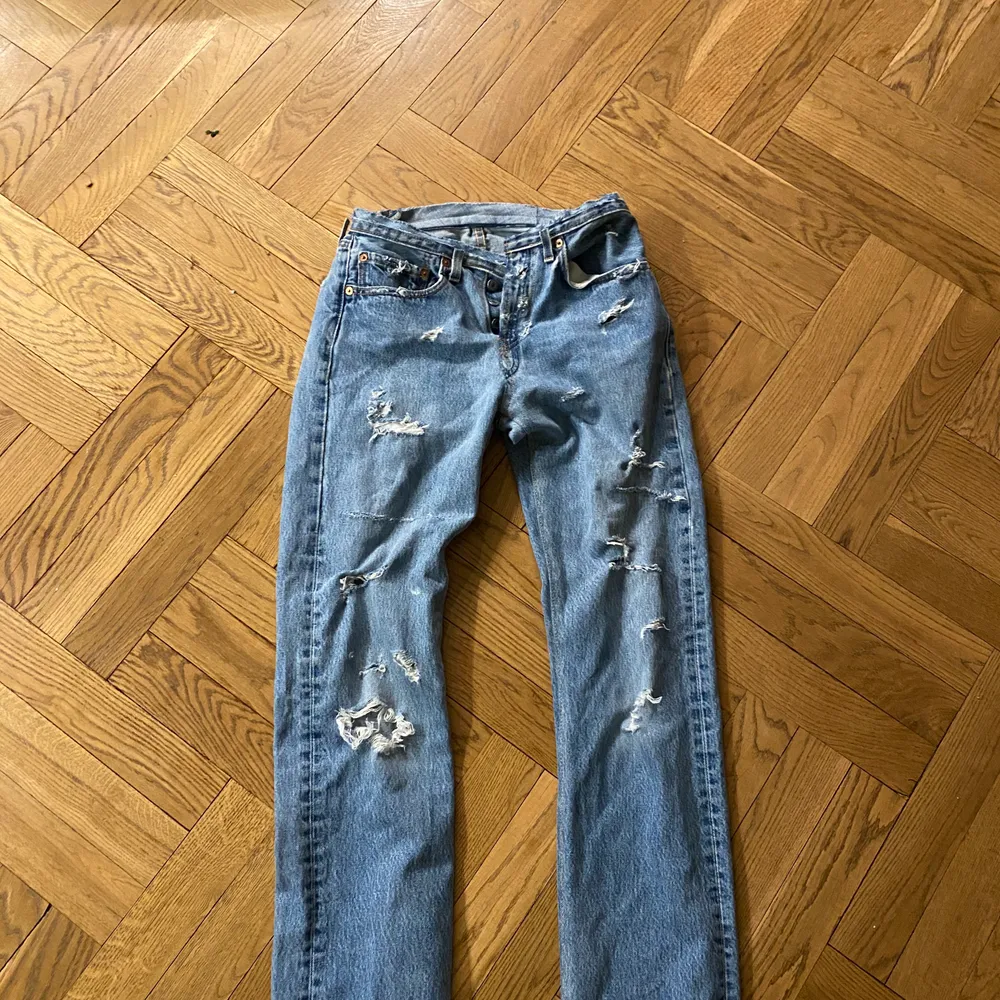 Säljer mina skitsnygga vintage Levis som sitter lite baggy på mig med storlek 24 i vanliga fall. Jeans & Byxor.