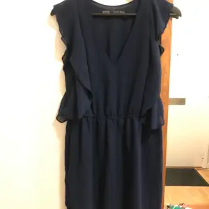Sassy mörkblå klänning från Zara, Endast använd 1gg då den är lite för stor. Simplare volang kring armarna & resor i midjan. Knälång men beror såklart på hur lång du är. Det är en XS men passar nog även på S samt en mindre M.. 👗