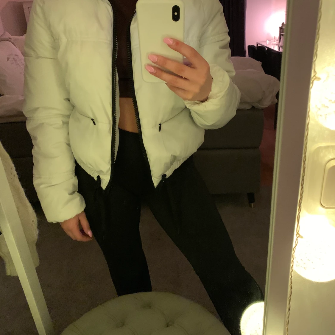 Vit croppad dunjacka