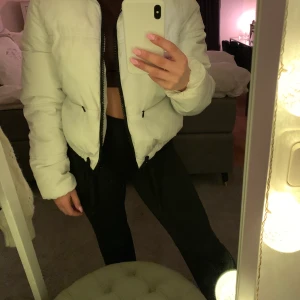 Vit croppad dunjacka - Vit croppad dunjacka från hm, använd fåtal gånger så är i fint skick. 