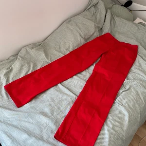 Vintage Dobber Jeans - Vintage Dobber jeans som är jättesnygga och kan stylas på massa olika sätt. Jeansen är inprincip oanvända. Midjan är 72 cm. Om du har några frågor eller vill se flera bilder är det bara att säga till 😊 