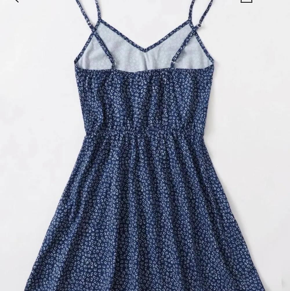 En klänning från SHEIN som är superfin, men passade inte mig. Den är i storlek XS. 110kr + frakt💖. Klänningar.