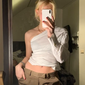 One shoulderblus - One shoulderblus från zara i toppenskick, storlek S men passar större och mindre! Så festlig och fin. 