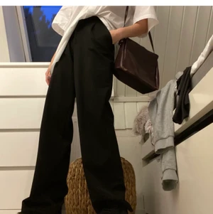 Kostymbyxor  - Säljer dessa kosymbyxor från carin Wester, sitter bra i längd på mig som är cirka 170☺️ köpta på plick så bilderna är från tidigare ägare 