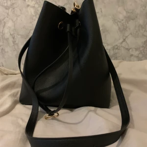 Väska - Denna väskan har knappt används. Den har båda långt och kort band. Från H&M, Nypris 200kr. Betala via swish!