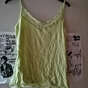 2000s spetslinne - Dessa linnen i olika färger var väldigt poppis på 2000talet, inkl hos mig 😁 I denna annonsen säljer jag ett limefärgat men har även annonser med ett khakifärgat, rosa och ett rött. Alla är i stl S. De är i fint skick för sin ålder men har legat nerpackade så därav lite skrynkliga. Se alltså gärna de andra 2 annonserna. Säljes för 100 kr styck plus 45 kr frakt i postens påse 🌸