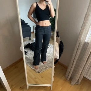 Lågmidjade byxor - Ett par Lågmidjade byxor i stretchigt typ jeansmaterial. Passar nog allt från xs-m men jag är en s. Jag är ungefär 1.60 cm o de är något långa på mig. Men tror inte de passar någon längre än 1.70 men det berors ju på ens ben. Ifall många är intresserade blir de budgivning💕