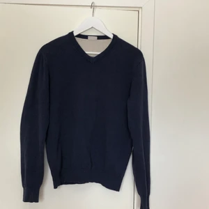 V ringad tröja - V ringad tröja 