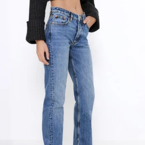 Mid Rise straight jeans från zara - Säljer dessa sjukt populära jeansen som är helt slutsålda!! Storlek 36. Helt nya med prislappar kvar men säljer för att jag köpte två storlekar. Skriv för egna bilder❤️ HÖGSTA BUD: 500kr ink frakt