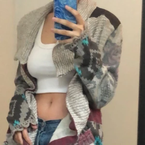 Lång kofta med mönster  - Denna coola och unika kofta är super mysig och kommer till väl användning. Dock känner jag att de är dax för ett nytt hem för denna. Bra skick och fräsch 