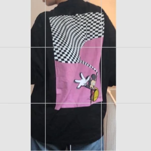 Mickey mouse Disney  - Denna balla långärmade är svart framtill med ett tryck på baksidan. Kan dock användas så trycket är framtill! Bra skick 