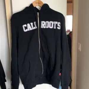 Caliroots hoodie - Supersnygg hoodie med dragkedja från caliroots, köpt second hand men i princip nyskick! Storlek L, passar superbra som oversized. Frakt tillkommer