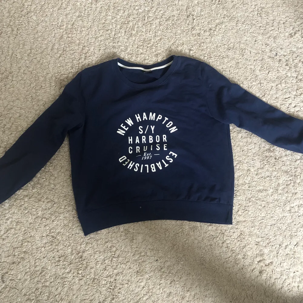 Fin sweatshirt från ginatricot💛 Fint skick och aldrig använd, köpte den för länge sedan. Den är i en marinblå fin färg och passar till allt✨ Köparen betalar frakt💛. Tröjor & Koftor.