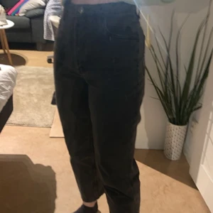 mom jeans collusion  - svarta mom jeans från collusion. passar xs-s