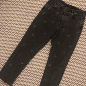 Jeans  - Ett par svinsnygga mörkgråa jeans med ”stjärnor” på, bra skick. Buda!!🤩