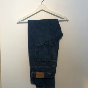 Jeans från Weekday  - Jeans från Weekday, i storlek 30/30 i modellen ”Sunday”. Knappt använda. Frakt ingår ej. Jeansen är i herrmodell men jag har dom som tjej. De sitter lågmidjat på mig. 